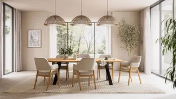 Großes Esszimmer mit Esstisch aus Wildeiche und sechs Armlehnstühlen mit beigem Stoff.