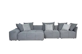 Hellgraues Ecksofa mit mehreren Dekokissen. 