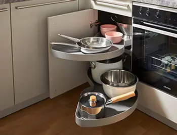 Innenauszug bei Küchenunterschrank