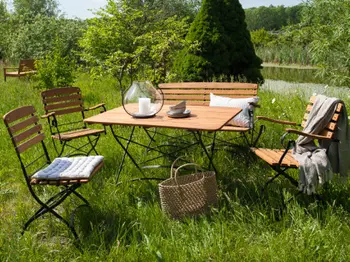 Stuhlgruppe und Tisch aus Holz mit schwarzem Metallgestell