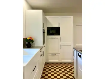 Küchenfront einer Inselküche