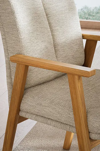 Armlehne aus Wildeiche eines Armlehnstuhls in beigem Stoff fürs Esszimmer.