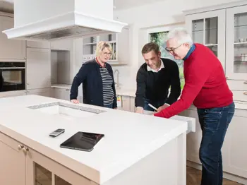 Berater im Gespräch mit Kund_innen