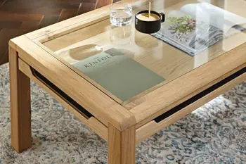 Couchtisch mit Holzgestell und Glaseinsatz in der Tischplatte.