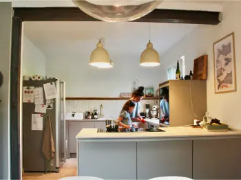 Gesamtansicht einer grifflosen Familienküche