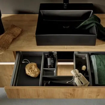 Badezimmerschrank mit geöffneter Schublade mit Einlagen für einfachen Stauraumlösung