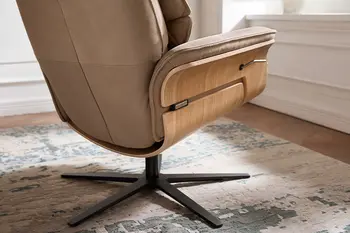 Rückansicht des beigen Designer Relaxsessels Parano von Contur mit Leder und heller Holzverkleidung an den Armlehnen.