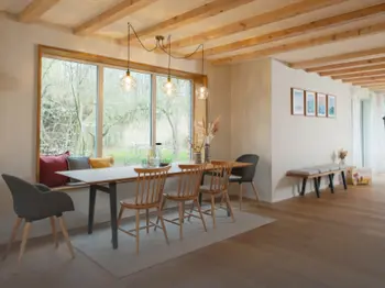 Massivholzesstisch mit vier Stühlen