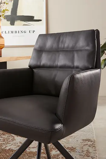 Esszimmersessel in schwarzem Leder und hochwertig gepolstert.