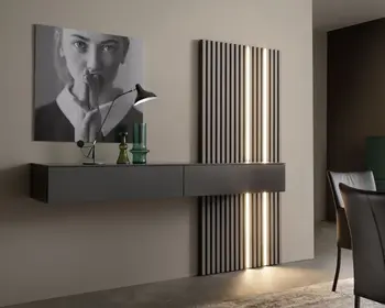 Hängendes Highboard in grau, das an einer Lamellenwand mit Beleuchtung hängt, über dem Highboard hängt ein ausdruckstarkes Bild in schwarzweiß von einer Frau.