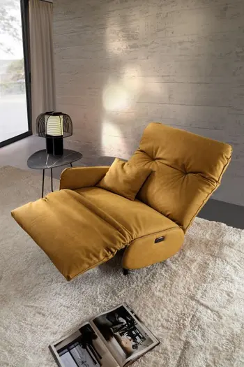 Gelber Relaxsessel mit Armlehne auf der linken Seite mit ausgeklappter Fußstütze.