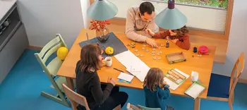 Familie am Esstisch zuhause