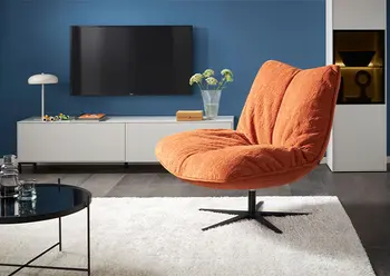 Oranger Drehsessel mit dicker Polsterung und schwarzem Drehgestell.