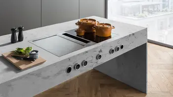 helle Kücheninsel mit BORA Kochfeld Muldenlüfter, 2 gelbe Töpfe