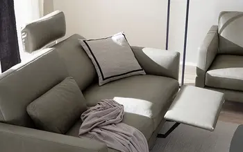 Graues Ledersofa mit Relaxfunktion.