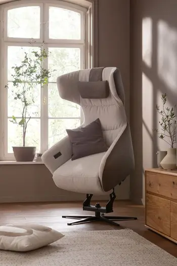Relaxsessel mit Ohren in weiß, mit schwarzem Bezug am Rücken, bei dem die Aufstehhilfe aktiviert ist.