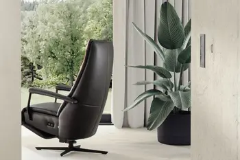 Schwarzer Relaxsessel  mit Lederbezug von hinten vor einem großen Fenster.