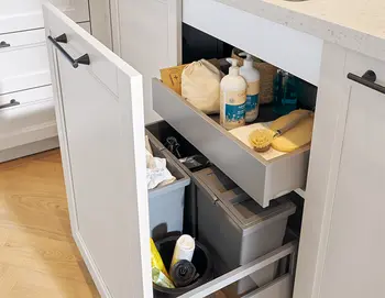 Küchenunterschrank mit Mülltrennsystem und Auszug.