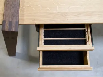 Zwei Schubfächer, ein geräumiges, ein kleines