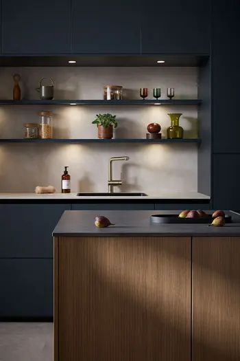 Moderne Design Wohnküche von Contur mit Kücheninsel in Holz und blauen Schränken.