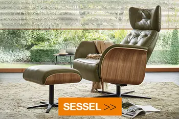 Stylischer Relaxsessel mit Fußstütze im Wohnzimmer.