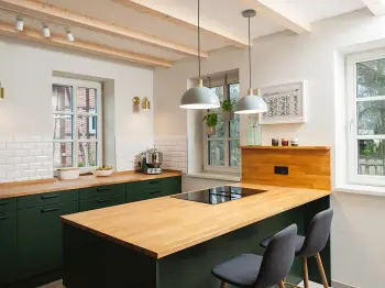 Totalansicht einer modernen Familienküche in grün