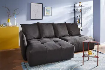 Schwarzes Ecksofa mit breiter Sitzfläche und mehreren Rückenkissen.