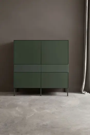 Modernes grünes Highboard mit geschlossenen Türen, mit einem hochglanz Element in grün.