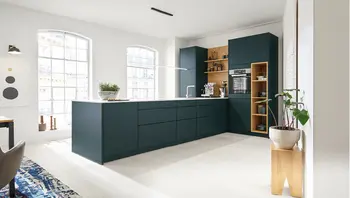 Elegante Designküche mit dunklen Fronten, Holzakzenten und großen Fenstern in einem hellen, modernen Raum.