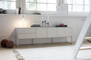 Helles, minimalistisch eingerichtetes Wohnzimmer in Weiß mit Lowboard in der Farbe Kreide.