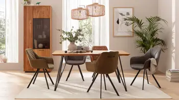 Modernes gemütliches Esszimmer mit Schalenstühle, die eine gesteppte Rückenlehne haben in grau, olive, rostrot um einen Esstisch aus Massivholz mit schwarzem Metallgestell.