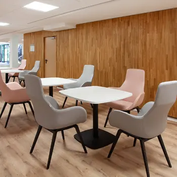 Wandverkleidung in moderner Leistenoptik