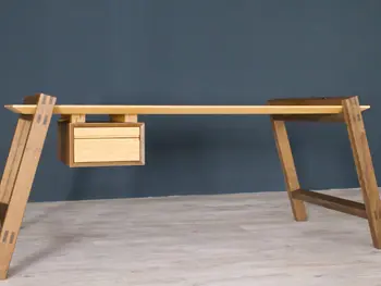 Massiver Holzschreibtisch mit abnehmbarem Schubkasten 