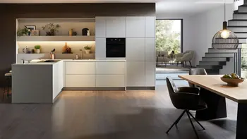 Offener Wohnbereich eines Stadthauses mit weißer Designküche, Design Massivholztisch und Stühle. 