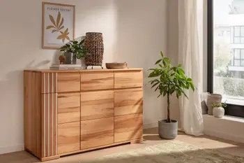 Massivholz Kommode mit drei Schubläden oben und darunter drei Türen in hellem Buchenholz mit Lamellenakzenten auf der linken Seite.