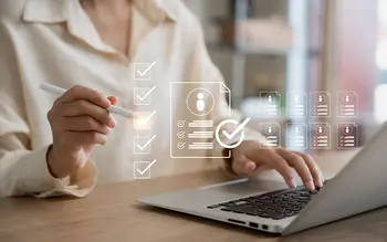 Person nutzt einen digitalen Stift, um eine Checkliste auf einem virtuellen Interface abzuhaken, im Hintergrund symbolische Bewerbungsdokumente.