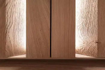 Nahansicht der beleuchteten Front einer Vitrine aus Eiche.