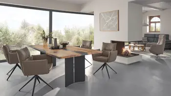 Modernes Bauernhaus mit offenem Wohnbereich und großer Fensterfront.