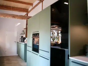 Eine moderne Familienküche mit grüner Front