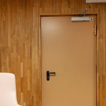 Brandschutztür, lackiert, passend zur Holzverkleidung in Leistenoptik