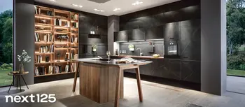 Anthrazitfarbene Designkueche mit hoelzerner Kuecheninsel und Regalelement.