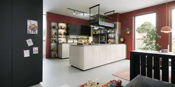 Helle Inselkueche mit anthrazitfarbenen Akzenten und passendem Essbereich.