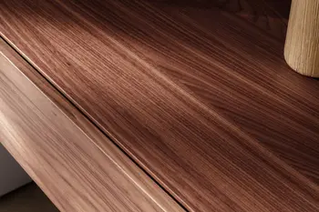 Nahansicht eines hängenden Lowboard aus Nussbaum.