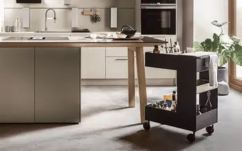 Passend zu den Küchen von next125 gibt es einen praktischen Küchen-Trolley, der die wichtigsten Küchenutensilien immer bereitstellt.&nbsp;