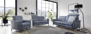 Zwei blaue Ledersofa Garnituren mit verstellbarer Kopfstütze und einem dazu passenden Sessel.