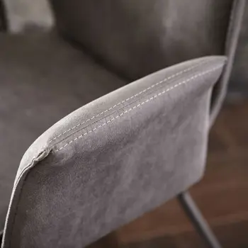 Graue Armlehne eines Stuhls aus Leder.