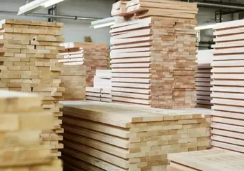 Holzstappel in einer Fabrik.