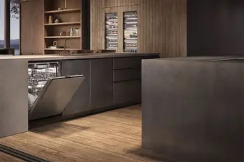 Vollintegrierter Einbaugeschirrspüler von Gaggenau in einer modernen grauen Küche.