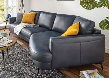 Ein elegantes Ledersofa gibt dem Wohnzimmer einen ganz besonderen Look.