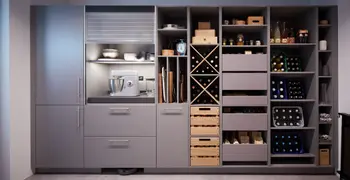 Speisekammer mit einer versteckten Küchenmaschine